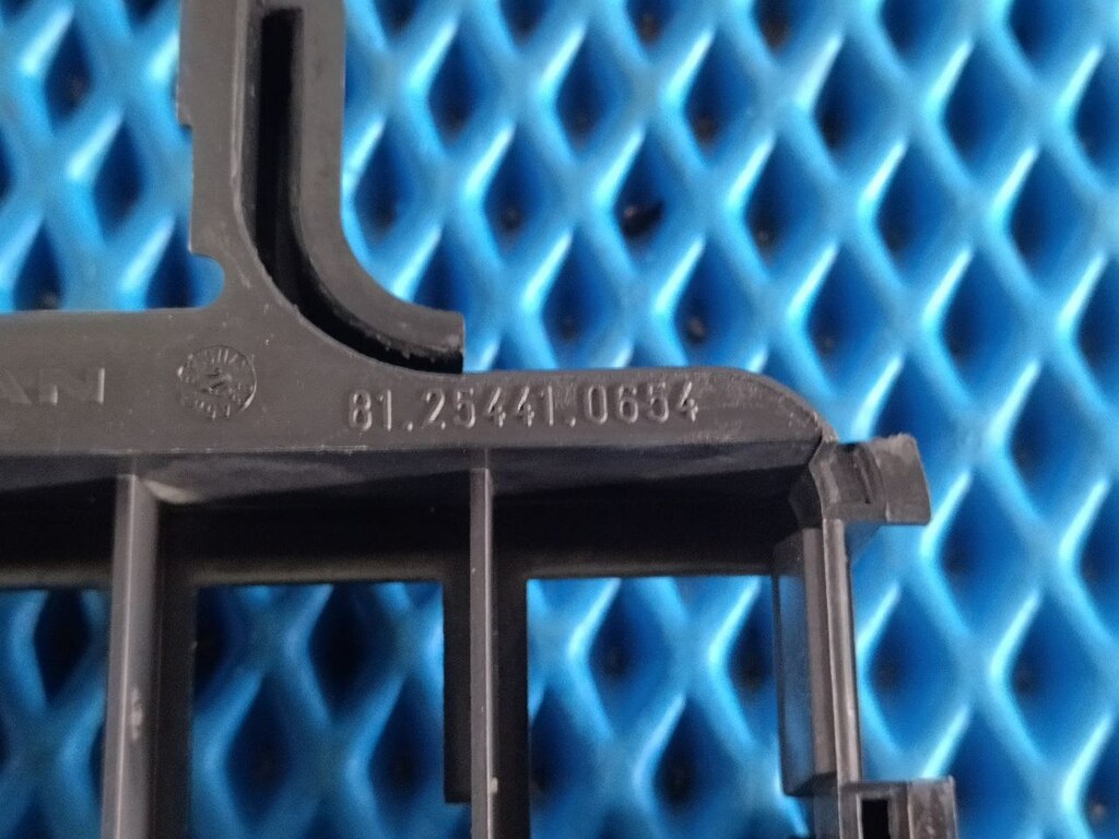 рамка блока предохранителей б/у - 2